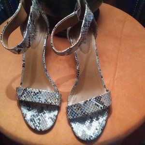 Style & co dressy sandals in snake never worn